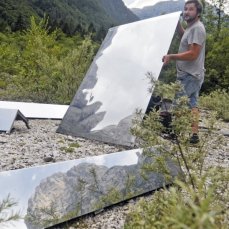 Cubo oggetto catturatore. Christian Martinelli lo accomoda nello spazio, che lo assorbe/ne è assorbito. In Valle di San Lucano.