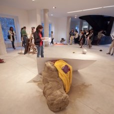chunga wacra, chunga wacra 2, 2010/2013, stampa su plexiglass, marmo di carrara, sabbia, maglioni, 150x200x90 cm - foto giacomo de donà