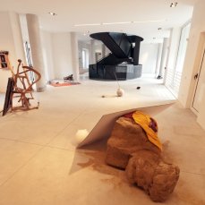 chunga wacra, chunga wacra 2, 2010/2013, stampa su plexiglass, marmo di carrara, sabbia, maglioni, 150x200x90 cm - foto giacomo de donà