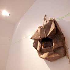 michele gabriele, quadro senza titolo, con impronte di t-yong chung, 2013, olio su tela,cemento, coralli, corda, conchiglie, 70x60x30 cm - foto giacomo de donà