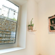 michele gabriele con t-yong chung, quadro e mensola con antonio, materiali vari - foto giacomo de donà