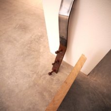 jonathan vivacqua, pappo, 2013, grafite su tavola di legno, 37x41x3,5 cm  t-yong chung, senza titolo, 2013, ferro, 10x10x70 cm - foto giacomo de donà