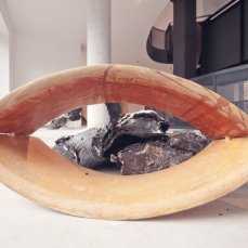 t-yong chung e jonathan vivacqua, molluschi buchi neri, 2010/2013, legno, catrame, gesso e mandarino, 50x40x30 cm - foto giacomo de donà