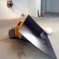 chunga wacra, chunga wacra 2, 2010/2013, stampa su plexiglass, marmo di carrara, sabbia, maglioni, 150x200x90 cm - foto michele gabriele