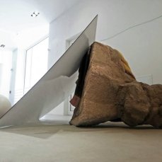 chunga wacra, chunga wacra 2, 2010/2013, stampa su plexiglass, marmo di carrara, sabbia, maglioni, 150x200x90 cm