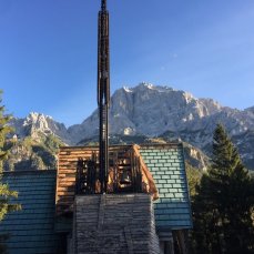 La Chiesa di Nostra Signora del Cadore a Borca, novembre 2018. I danni in copertura vengono riparati ora__Foto Archivio DC