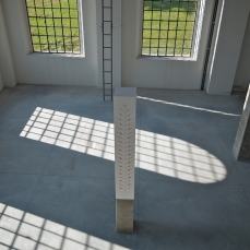 davide zucco, may I ask you all for silence, 40x40x360 cm, cemento, legno, assi, olio, 2011, foto a. montresor (part.)