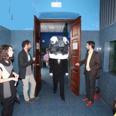 dimitri giannina, h2-on, upokeimenon (trieste), il pinguino marco entra nell\'aquario - foto ufficio immagini comune trieste