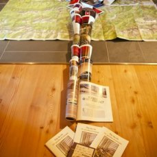 Dimitri Giannina – senza titolo, installazione (Carte Tabacco, magazines, libri, brochures del Museo, modificate, fotocopie, manfanile, roccia), 2012
