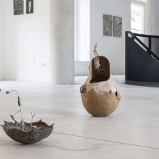 Enej Gala, Moe Yoshida, Rockers, dimensioni variabili, oggetti trovati, carta, farina di legno, ceneri, cellulosi, gesso, tessuti, piombo, sassi, filo di ferro, acciaio, piume di pavone, fili di cotone, filo da pesca, colla di farina, colla vinilica, 2024