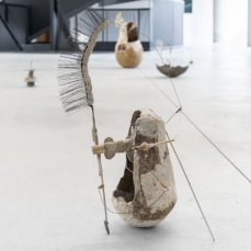 Enej Gala, Moe Yoshida, Rockers, dimensioni variabili, oggetti trovati, carta, farina di legno, ceneri, cellulosi, gesso, tessuti, piombo, sassi, filo di ferro, acciaio, piume di pavone, fili di cotone, filo da pesca, colla di farina, colla vinilica, 2024
