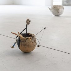 Enej Gala, Moe Yoshida, Rockers, dimensioni variabili, oggetti trovati, carta, farina di legno, ceneri, cellulosi, gesso, tessuti, piombo, sassi, filo di ferro, acciaio, piume di pavone, fili di cotone, filo da pesca, colla di farina, colla vinilica, 2024