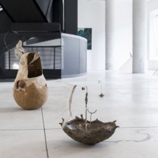 Enej Gala, Moe Yoshida, Rockers, dimensioni variabili, oggetti trovati, carta, farina di legno, ceneri, cellulosi, gesso, tessuti, piombo, sassi, filo di ferro, acciaio, piume di pavone, fili di cotone, filo da pesca, colla di farina, colla vinilica, 2024