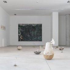 Enej Gala, Moe Yoshida, Rockers, dimensioni variabili, oggetti trovati, carta, farina di legno, ceneri, cellulosi, gesso, tessuti, piombo, sassi, filo di ferro, acciaio, piume di pavone, fili di cotone, filo da pesca, colla di farina, colla vinilica, 2024
