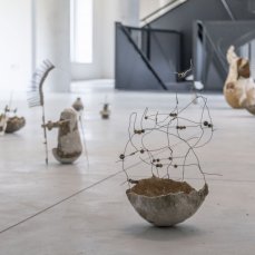 Enej Gala, Moe Yoshida, Rockers, dimensioni variabili, oggetti trovati, carta, farina di legno, ceneri, cellulosi, gesso, tessuti, piombo, sassi, filo di ferro, acciaio, piume di pavone, fili di cotone, filo da pesca, colla di farina, colla vinilica, 2024