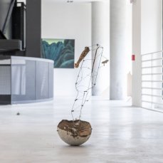 Enej Gala, Moe Yoshida, Rockers, dimensioni variabili, oggetti trovati, carta, farina di legno, ceneri, cellulosi, gesso, tessuti, piombo, sassi, filo di ferro, acciaio, piume di pavone, fili di cotone, filo da pesca, colla di farina, colla vinilica, 2024