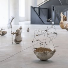 Enej Gala, Moe Yoshida, Rockers, dimensioni variabili, oggetti trovati, carta, farina di legno, ceneri, cellulosi, gesso, tessuti, piombo, sassi, filo di ferro, acciaio, piume di pavone, fili di cotone, filo da pesca, colla di farina, colla vinilica, 2024