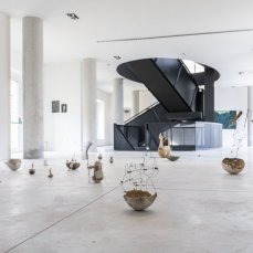 Enej Gala, Moe Yoshida, Rockers, dimensioni variabili, oggetti trovati, carta, farina di legno, ceneri, cellulosi, gesso, tessuti, piombo, sassi, filo di ferro, acciaio, piume di pavone, fili di cotone, filo da pesca, colla di farina, colla vinilica, 2024