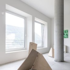Federica Clerici, Aperture, installazione dimensioni variabili, sculture mobili: multistrato betulla marino e cerniere, 2016–2024