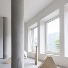 Federica Clerici, Aperture, installazione dimensioni variabili, sculture mobili: multistrato betulla marino e cerniere, 2016–2024