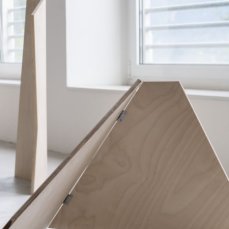 Federica Clerici, Aperture, installazione dimensioni variabili, sculture mobili: multistrato betulla marino e cerniere, 2016–2024