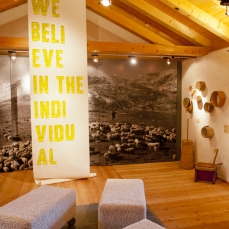 giocando con le regole/play by the rules - Federico Lanaro - We Believe, acrilico e pennarello su tela, 100 x 400 cm, 2012,  Courtesy Studio d\'Arte Raffaelli - foto giacomo de dona