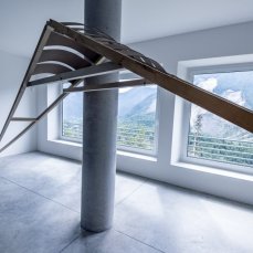 filippo manzini, untitled, strenght, legno, 1000x60x12 cm, 2014, foto di giacomo de dona\'