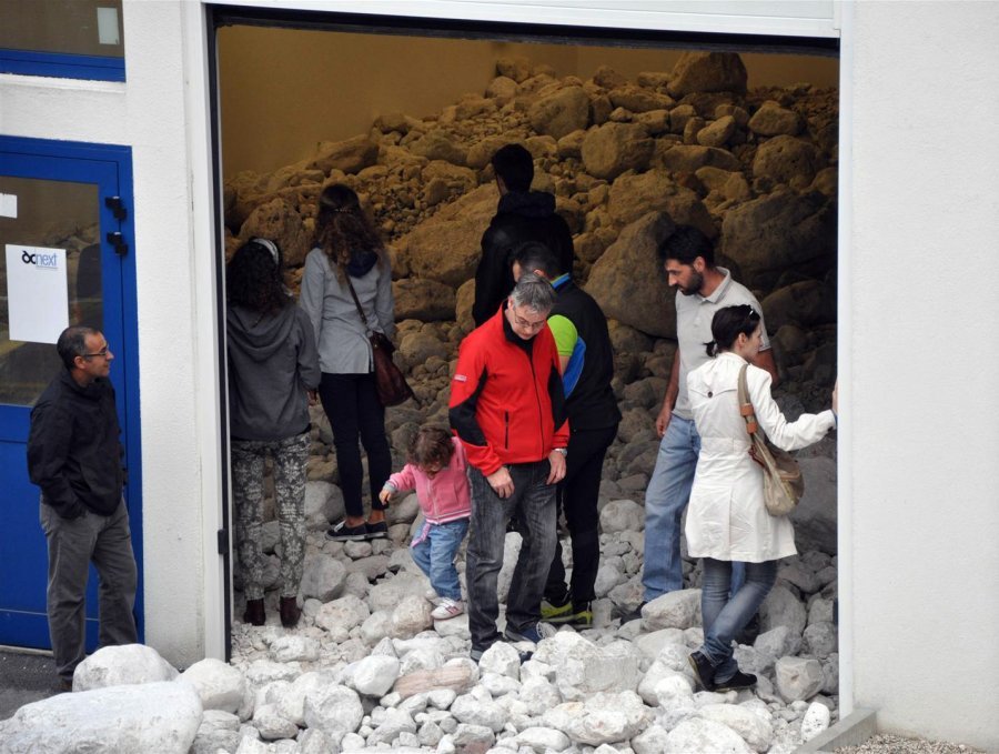 Agner, installazione (part.), 100 metri cubi di croda dolomitica, 1.600 metri di corda da arrampicata (foto. E. Bertaglia)