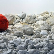 Agner, installazione (part.), 100 metri cubi di croda dolomitica, 1.600 metri di corda da arrampicata (foto. E. Bertaglia)