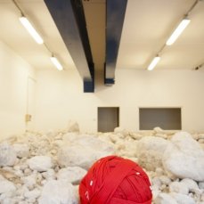 Agner, installazione (part.), 100 metri cubi di croda dolomitica, 1.600 metri di corda da arrampicata (foto. Giacomo De Dona)
