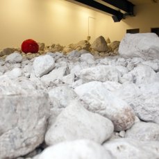 Agner, installazione (part.), 100 metri cubi di croda dolomitica, 1.600 metri di corda da arrampicata (foto. Giacomo De Dona)
