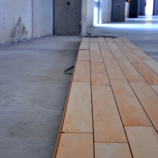 jacopo mazzonelli, (I play) lonely everyday, pavimento in legno, finestra, cd-audio loop, sistema audio, dimensioni variabili, opera inserita nella mostra Contractions, a cura di D. Capra, courtesy dell\'artista e galleria deanesi, rovereto, foto a. montresor