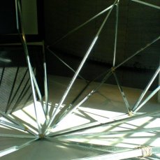 Jonathan Vivacqua, Senza titolo, struttura da cartongesso in alluminio, spago, corda da arrampicata, 2012, dimensioni variabili, foto bea