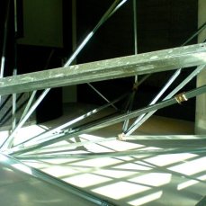 Jonathan Vivacqua, Senza titolo, struttura da cartongesso in alluminio, spago, corda da arrampicata, 2012, dimensioni variabili, foto bea