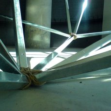 Jonathan Vivacqua, Senza titolo, struttura da cartongesso in alluminio, spago, corda da arrampicata, 2012, dimensioni variabili, foto bea