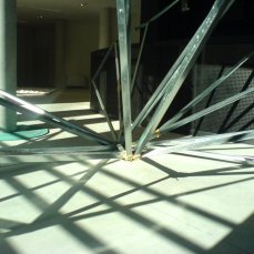 Jonathan Vivacqua, Senza titolo, struttura da cartongesso in alluminio, spago, corda da arrampicata, 2012, dimensioni variabili, foto bea