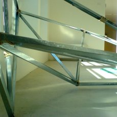 Jonathan Vivacqua, Senza titolo, struttura da cartongesso in alluminio, spago, corda da arrampicata, 2012, dimensioni variabili, foto bea