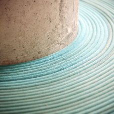 Jonathan Vivacqua, Senza titolo, struttura da cartongesso in alluminio, spago, corda da arrampicata, 2012, dimensioni variabili, foto giacomo de dona