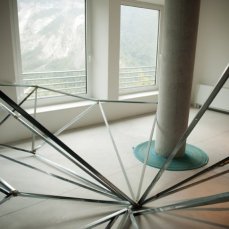 Jonathan Vivacqua, Senza titolo, struttura da cartongesso in alluminio, spago, corda da arrampicata, 2012, dimensioni variabili, foto giacomo de dona
