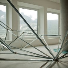 Jonathan Vivacqua, Senza titolo, struttura da cartongesso in alluminio, spago, corda da arrampicata, 2012, dimensioni variabili, foto giacomo de dona