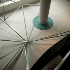 Jonathan Vivacqua, Senza titolo, struttura da cartongesso in alluminio, spago, corda da arrampicata, 2012, dimensioni variabili, foto giacomo de dona