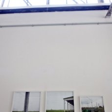 Kai-Uwe Schulte-Bunert, Normale, fotografie incorniciate, installazione ambientale, dimensioni variabili, 2012