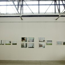 Kai-Uwe Schulte-Bunert, Normale, fotografie incorniciate, installazione ambientale, dimensioni variabili, 2012