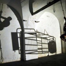 mario-tome-suspensions-foto-da-performance-gum-studio-carrara-2009-590x395
