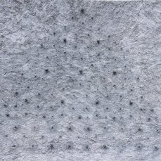 marta allegri, all\'ombra del toc, rete metallica e pietre, 3,40x3,70 mt, 2014 - installazione sulla parete di una casa di casso - foto giacomo de donà