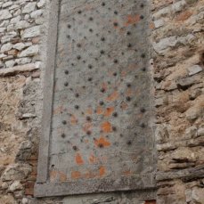 giorno di festa, rete metallica pietre, 175×105 cm, 2014 - foto courtesy dell\'artista