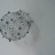 marta allegri, in vaso, rete metallica, 20x20 cm, 2014 - foto courtesy dell\'artista