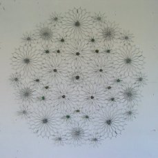 dall’esagono al pentagono. (fragile), rete metallica pietre vetri, 85 cm, 2014 - foto courtesy dell\'artista