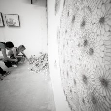 Marta Allegri, Senza titolo, installazione con rete metallica, misure variabili, allestimento a taibon agordino, 2012 - foto giacomo de dona\'