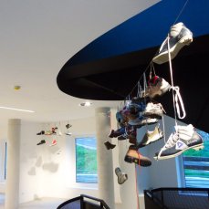 Matteo Attruia Shoefiti (settembre 2012), 2012, cavo metallico e scarpe, dimensioni variabili, foto bea